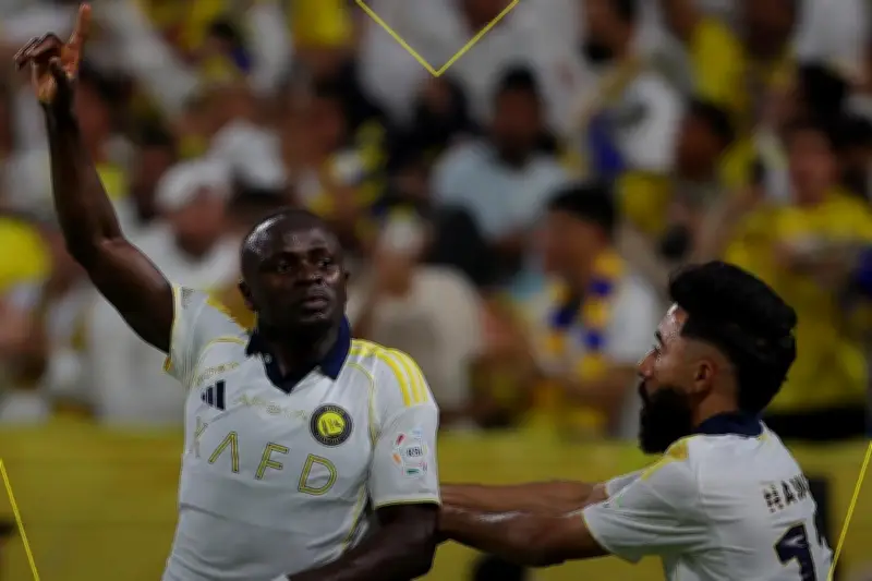 ماني يتقدم للنصر بهدف عالمي في الشوط الأول أمام ضمك