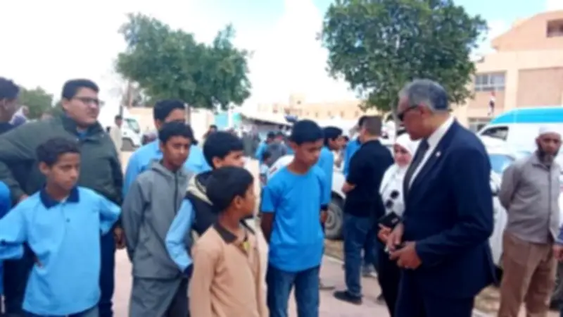 سكرتير عام مطروح يتفقد قافلة «مطروح الخير» بقرية أم الرخم