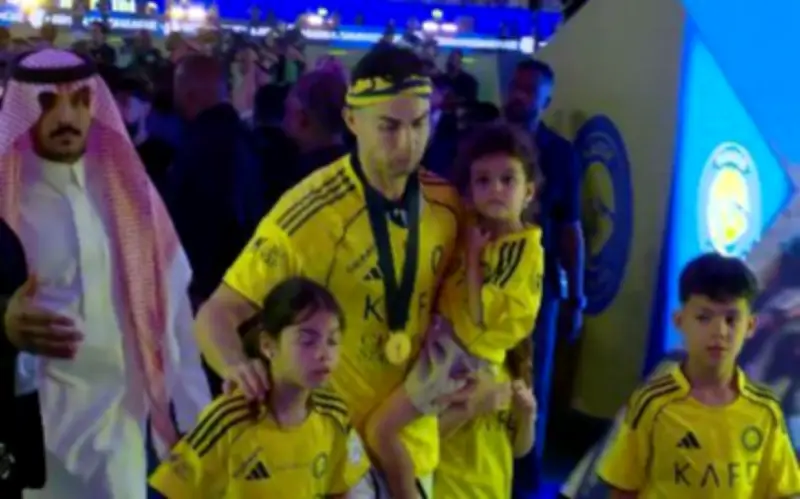 فيديو.. رونالدو يصطحب عائلته ويرفع علم البرتغال بتتويج النصر بالدوري السعودي
