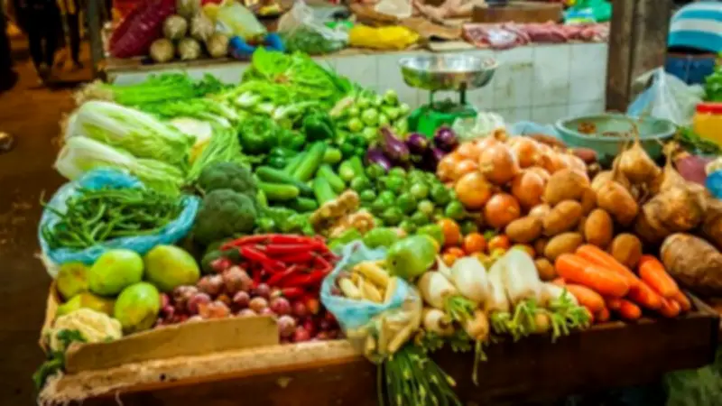 أسعار الخضار اليوم في سوق العبور: انخفاض الطماطم والفلفل الألوان وارتفاع الخيار والثوم