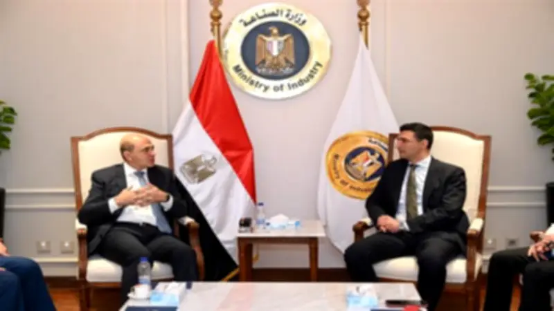 وزير الصناعة يبحث مع غرفة التجارة الفرنسية نقل التكنولوجيا المحلية
