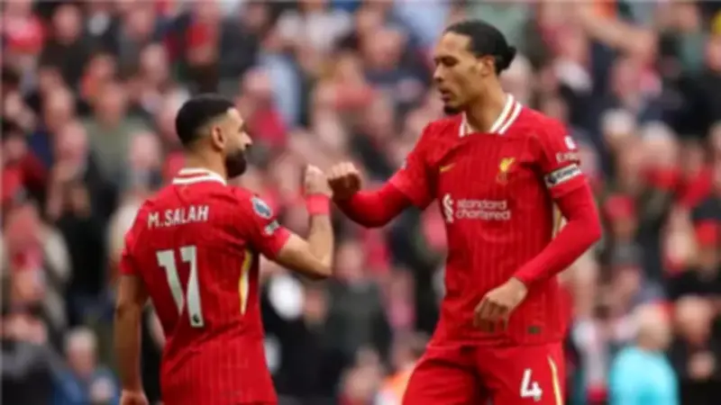 فان دايك يودع صلاح برسالة مؤثرة: لاعب استثنائي يأتي مرة في العمر