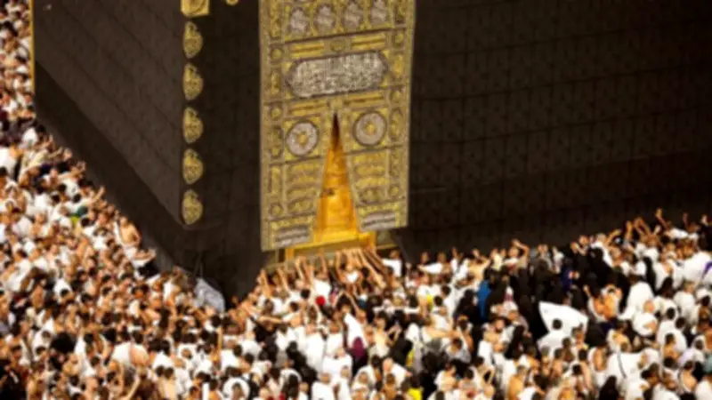 الإفتاء: المزاحمة على الحجر الأسود مكروهة للرجال وحرام على النساء