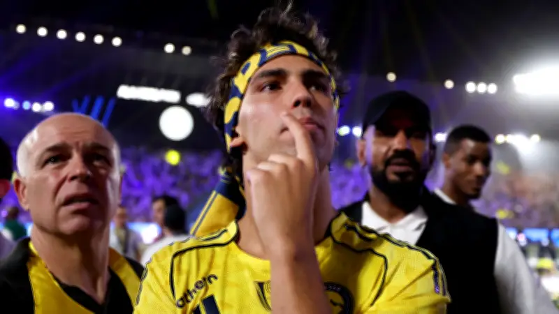 جواو فيليكس يتوشح البشت السعودي في احتفالات التتويج بدوري روشن