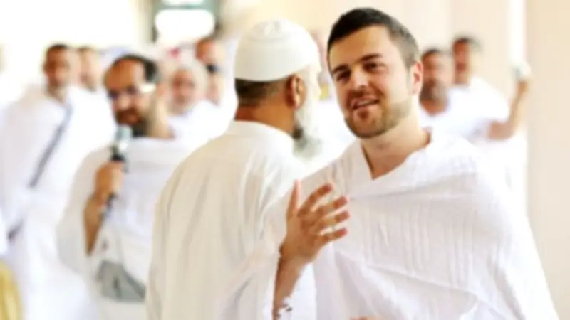حكم أخذ المحرم شيئًا من شعره أو أظفاره ناسيا والأزهر يوضح الفتاوى