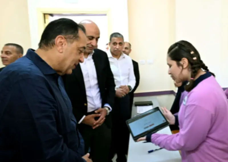 رئيس الوزراء يستمع لتجربة طالبة مع منصة كيريو اليابانية لتعلم البرمجة ببولاق الدكرور