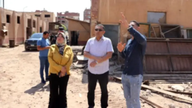 محافظ القليوبية يتفقد هدم مدخنة شركة قها ويطمئن المواطنين