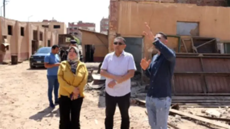 محافظ القليوبية يتفقد هدم مدخنة قها ويطمئن الأهالي على السلامة