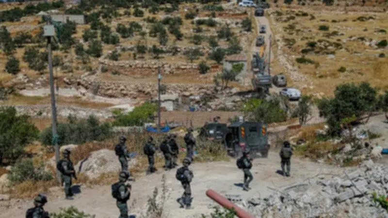 قوات الاحتلال تقيم حاجزا عسكريا على مفرق صيدا بالجولان في ريف القنيطرة جنوب سوريا