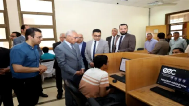رئيس جامعة المنيا يتفقد الامتحانات الإلكترونية ويشدد على مكافحة الغش