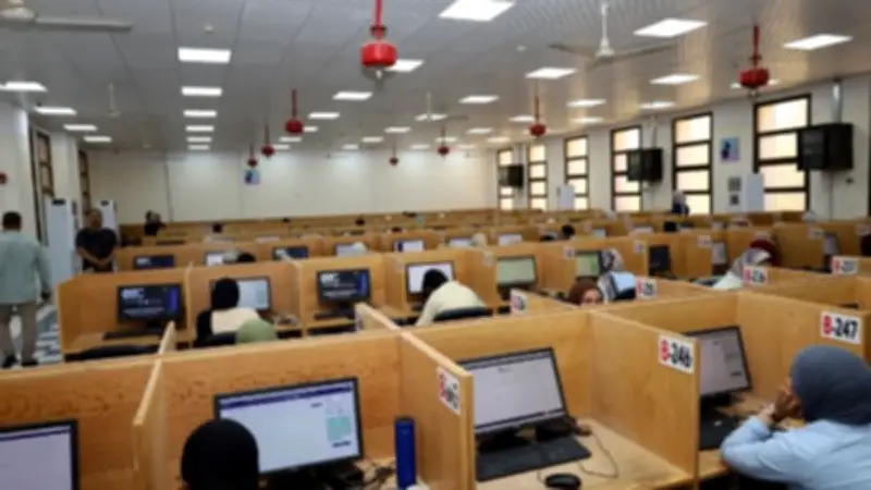 رئيس جامعة المنيا يتفقد امتحانات الصيدلة وطب الأسنان الإلكترونية