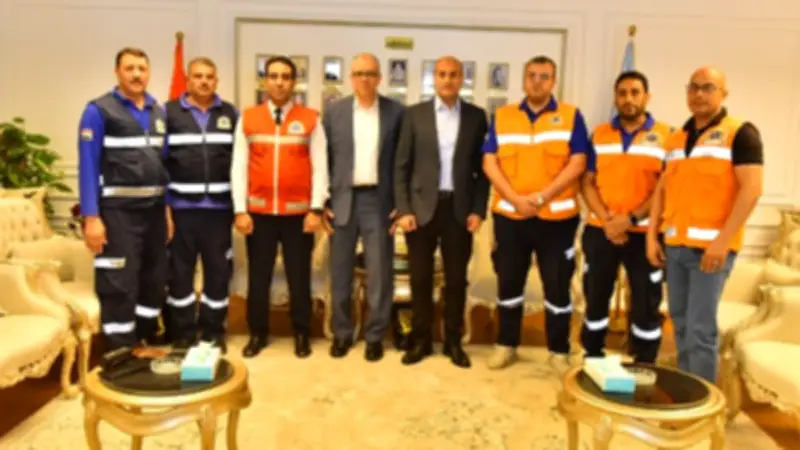 محافظ أسيوط يكرم طاقم إسعاف خاطر بحياته لإنقاذ عامل من بئر صرف صحي