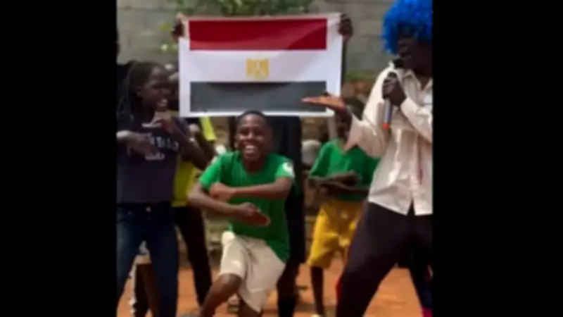 أطفال أوغندا يشعلون المونديال بأغنية بأسماء لاعبي منتخب مصر