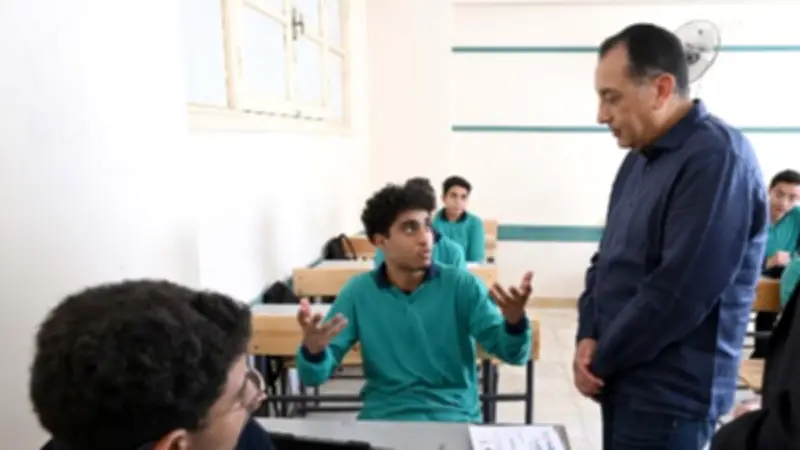 مدبولي يتحاور مع طالبات بولاق الدكرور حول منصة التعليم الجديدة