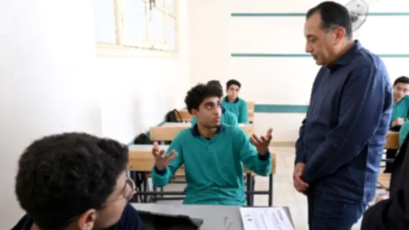 مدبولي في حوار أبوي مع طالبات مجمع الملكة التعليمي