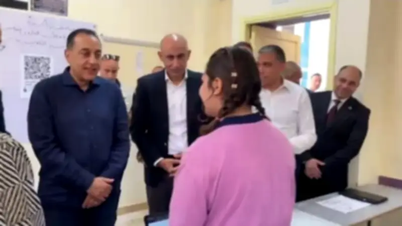 طالبة تشرح لرئيس الوزراء تصميمها لموقع إلكتروني يعرض إنجازات الدولة