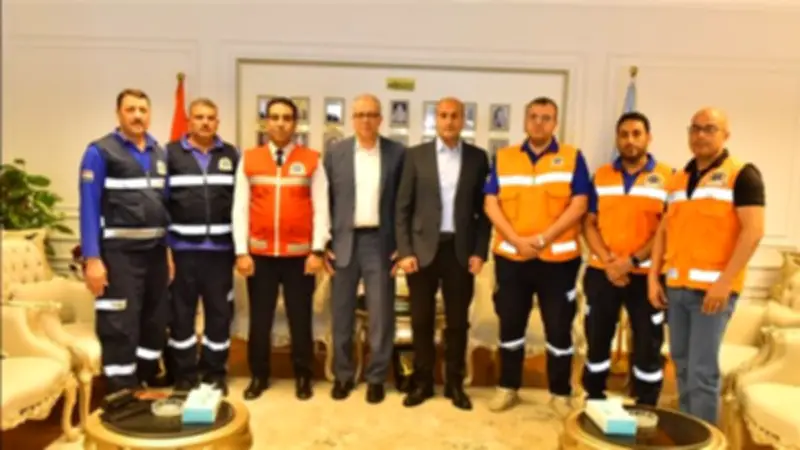 محافظ أسيوط يكرم طاقم إسعاف خاطر بحياته لإنقاذ عامل من بئر صرف صحي