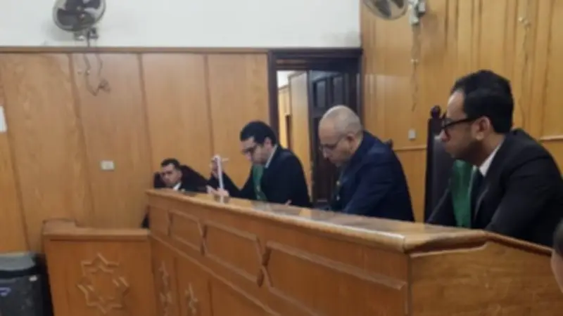 طمع في الذهب.. إحالة ربة منزل للمفتي بعد قتل طفلة ودفنها بمنزلها