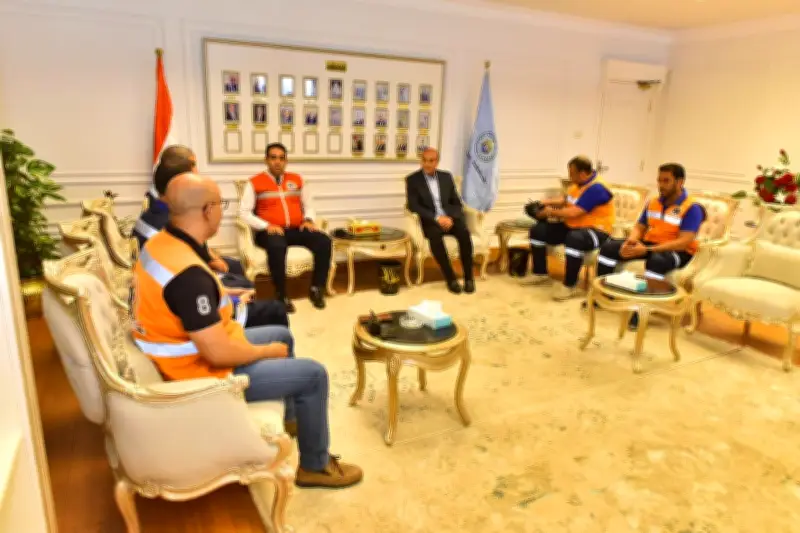 محافظ أسيوط يكرم أبطال مهمة إنقاذ عامل من الموت بصورة مؤثرة