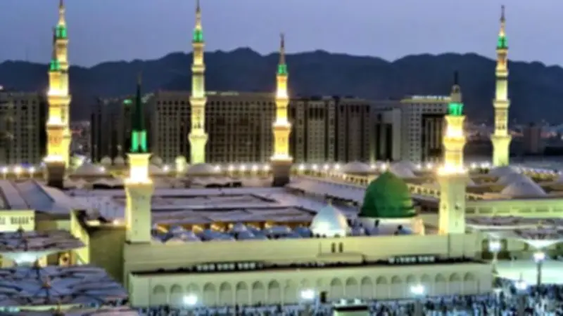 المدينة المنورة تودع الحجاج وتستقبل زوار العيد في أجواء روحانية