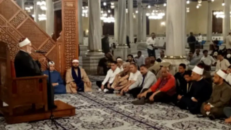 ليالي الذكر والابتهال تتواصل بمسجد الإمام الحسين في خامس ليالي العشر المباركات