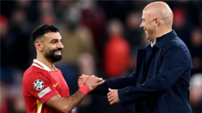 سلوت يشيد بإنجازات محمد صلاح في وداعه لليفربول