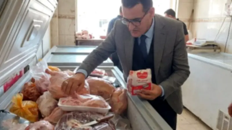 ضبط ربع طن مجمدات منتهية الصلاحية في ثلاجة ببندر الأقصر قبل عيد الأضحى