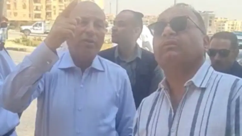 محافظ القاهرة يشرف على إزالة عقار مخالف بالمقطم