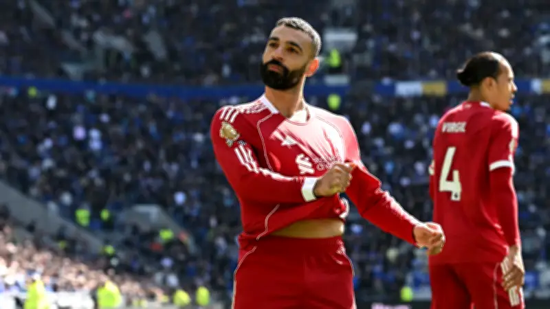فان دايك يطالب جماهير ليفربول بتوديع محمد صلاح وروبرتسون