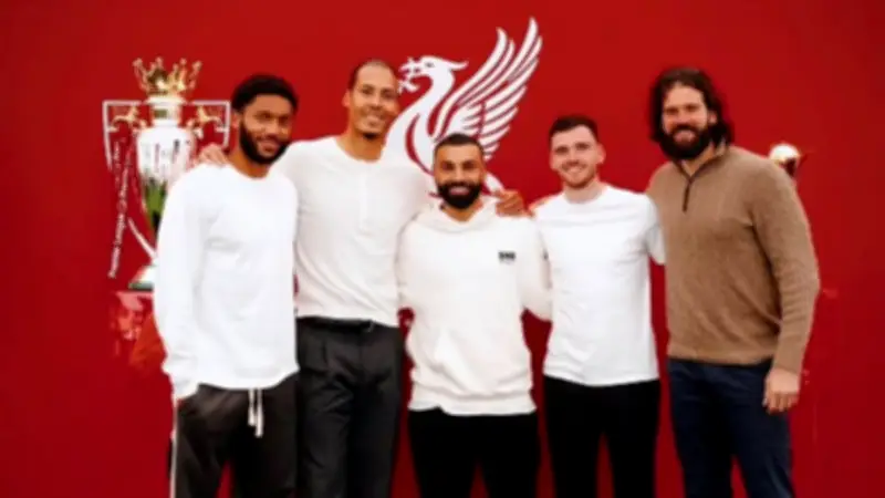فان دايك يودع محمد صلاح وروبرتسون: تركا إرثًا لا يُنسى في ليفربول