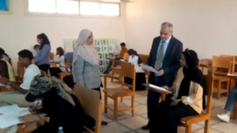 رئيس جامعة أسوان يتفقد امتحانات كلية تكنولوجيا المصايد والأسماك