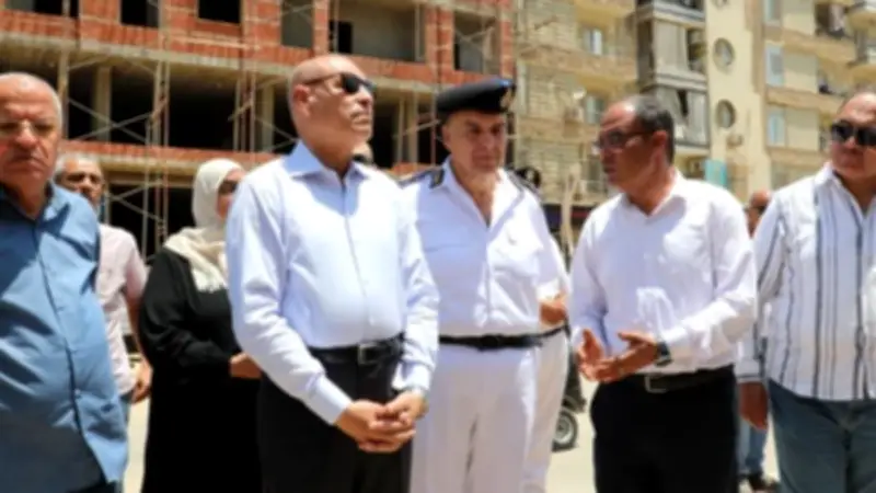 محافظ القاهرة يشرف على إزالة أدوار مخالفة بالمقطم