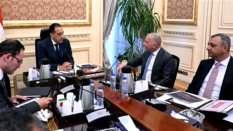 مدبولي يبحث توطين صناعة السيارات وزيادة الاستثمارات الصناعية في مصر