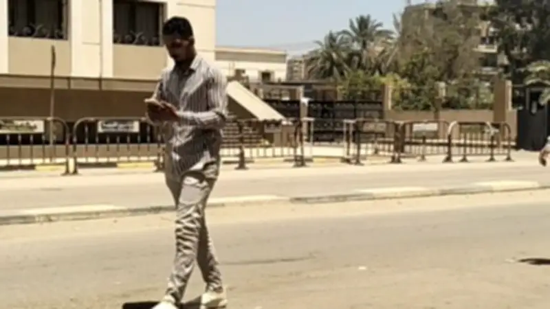 وصول شاب ميت عاصم لمحكمة بنها للنطق بالحكم في قضية ارتداء ملابس نسائية