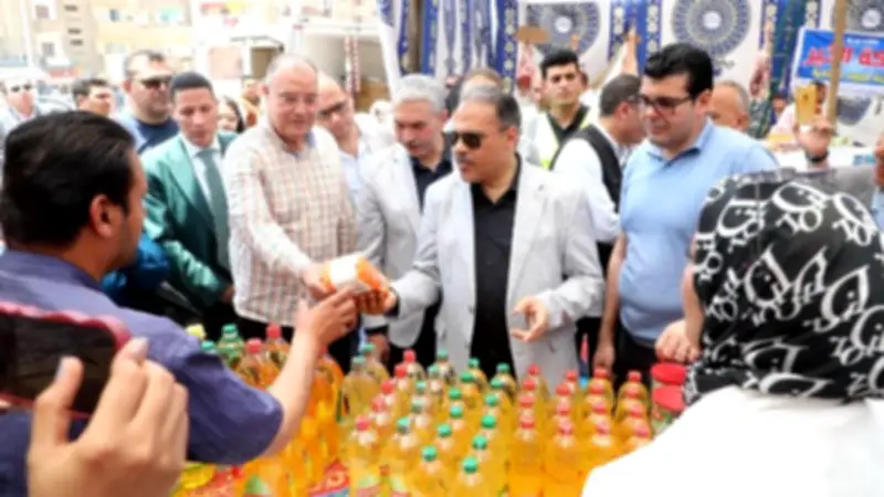 محافظ الشرقية يتفقد سوق اليوم الواحد بالزقازيق للاطمئنان على توافر السلع وجودتها