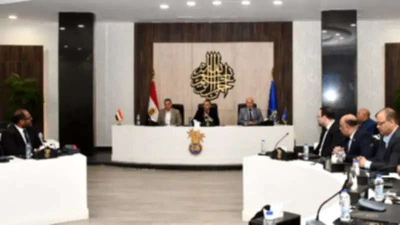 محافظ أسوان يرأس اجتماع مجلس الصحة الإقليمي لتعزيز الخدمات الطبية