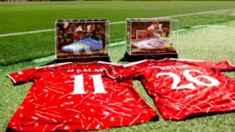 قميص وحذاء محمد صلاح يزينان أنفيلد قبل مباراته الأخيرة مع ليفربول