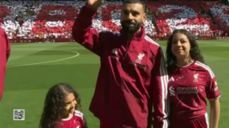مكة وكيان ترافقان محمد صلاح في مباراته الوداعية مع ليفربول