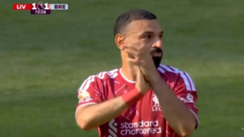 بالفيديو.. لحظة وداع محمد صلاح المؤثرة لجماهير ليفربول