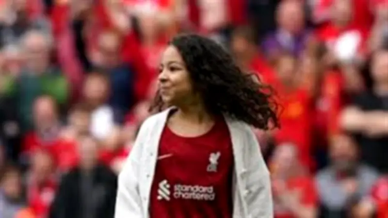 ابنة محمد صلاح مكة.. كيف أصبحت تميمة حظ الأنفيلد وأيقونة الوداع الأخير؟