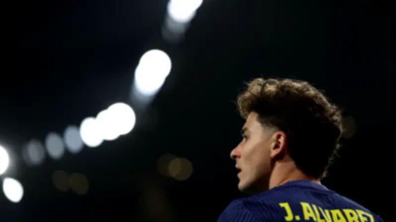 سيميوني يلمح: ألفاريز حسم قراره بالرحيل عن أتلتيكو مدريد