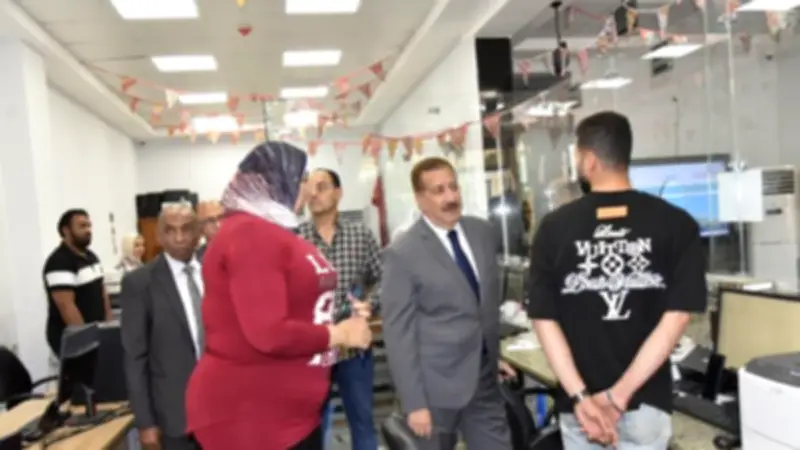 محافظ بورسعيد يتفقد مركز خدمة المواطنين ويستمع لآراء المواطنين