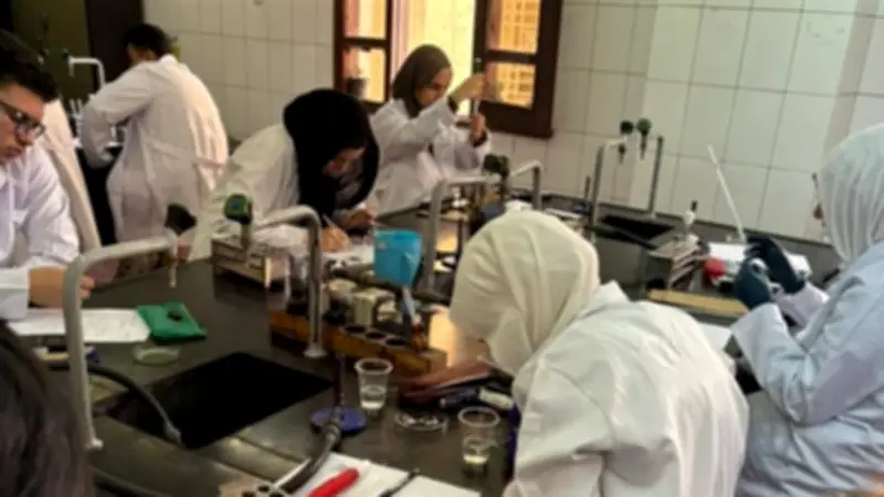 طلاب القطاع الصحي بجامعة القاهرة الأهلية يؤدون الامتحانات العملية