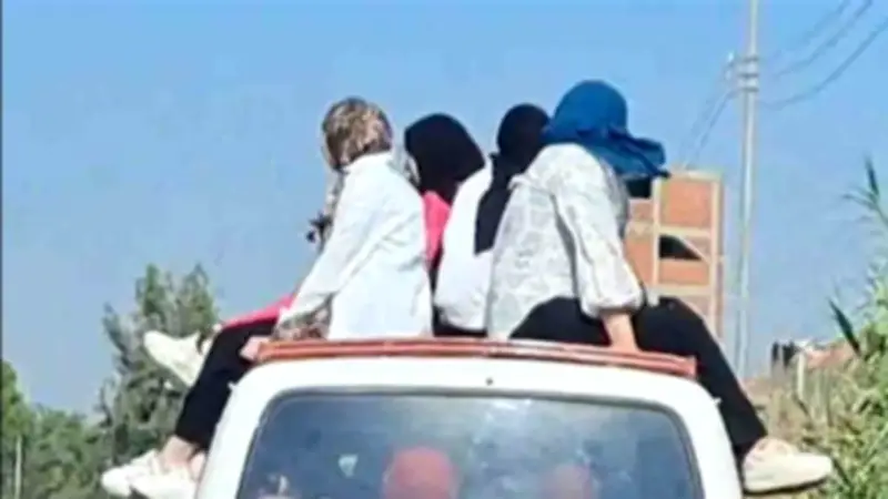 فتيات يجلسن فوق الميكروباص.. فيديو يثير غضب مواقع التواصل وتحرك أمني عاجل