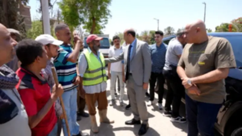 محافظ أسيوط يوزع الهدايا على عمال النظافة بمناسبة عيد الأضحى