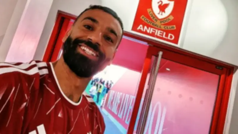 السيلفي الأخير لمحمد صلاح مع ليفربول يثير تفاعلاً واسعاً