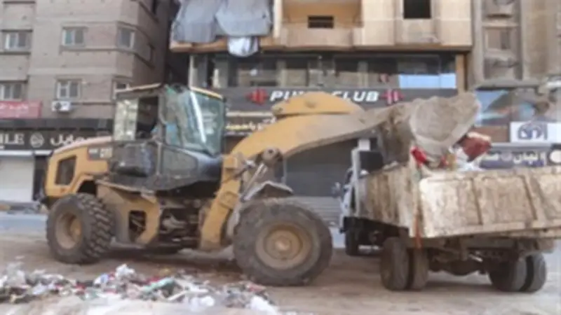 محافظ الجيزة يستبعد مسؤولين ويغلق مقاهي مخالفة في حملة نظافة