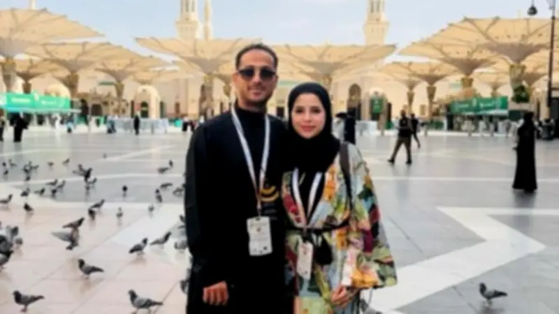 وليد سليمان يؤدي مناسك الحج مع زوجته ويودع المسجد النبوي
