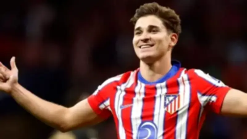 سيميوني يثير الجدل حول بقاء ألفاريز مع أتلتيكو مدريد