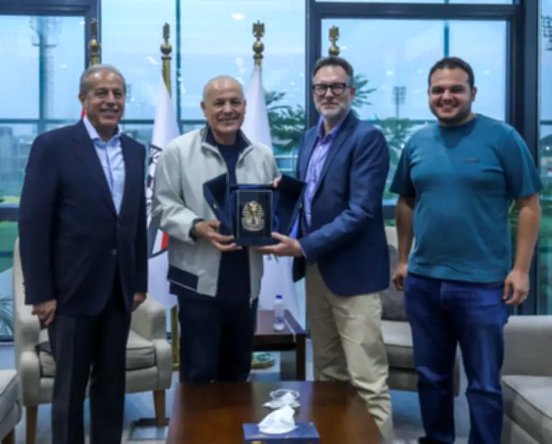 هاني أبو ريدة يستقبل السفير الكندي بمقر اتحاد الكرة في أكتوبر